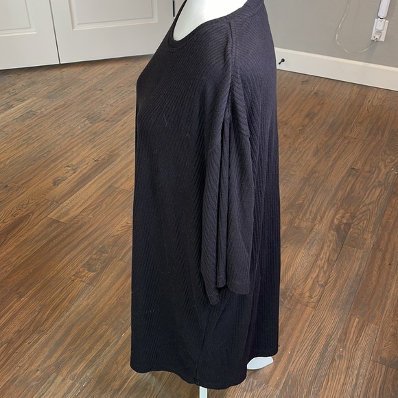 Black 2XLT top. Ribbed material. - Picture 2 of 3